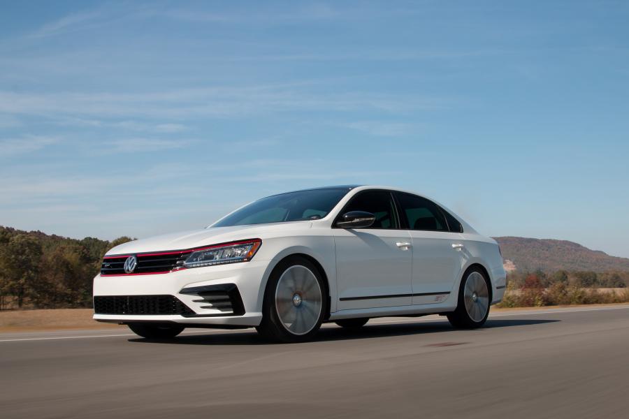  Volkswagen Passat GT Concept 2016 года  (фото 7 из 8)